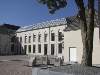 906036 Gezicht op het centrale plein met omringende gebouwen van de onlangs gerenoveerde Universiteitsbibliotheek ...